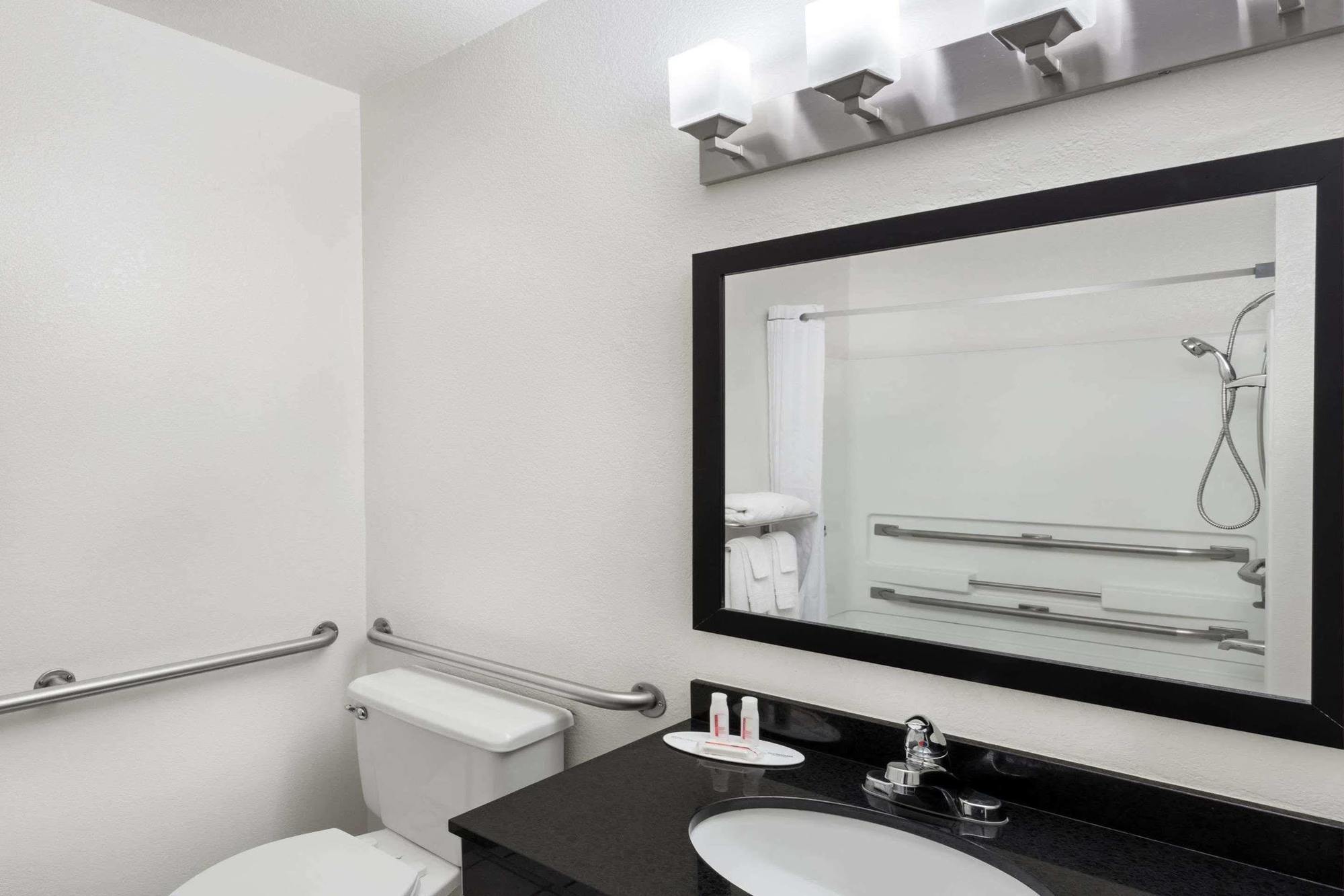 ซูเปอร์ 8 บาย วินด์แฮม แชนด์เลอร์ ฟินิกซ์ Hotel ภายนอก รูปภาพ